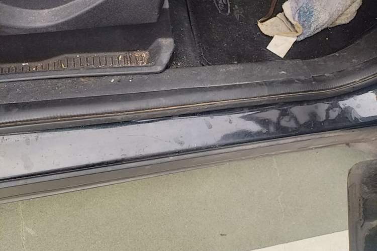 Used Ford Kuga 2013 1.6L GTDi Two-Wheel-Drive Comfort Model Right Side Sill