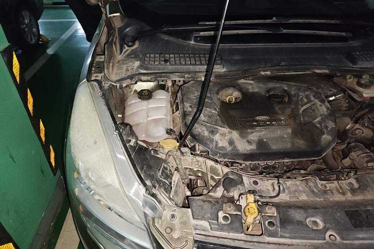 Used Ford Kuga 2013 2.0L GTDi Four-Wheel-Drive Sport Model Engine Bay Right