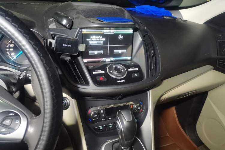 Used Ford Kuga 2013 2.0L GTDi Four-Wheel Drive Premium Model Audio And AC Panel