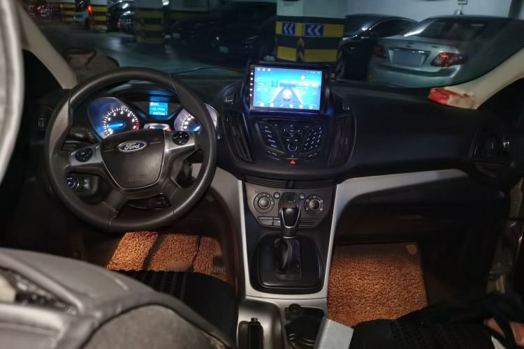 Used Ford Kuga 2013 1.6L GTDi Two-Wheel-Drive Comfort Model Center Console