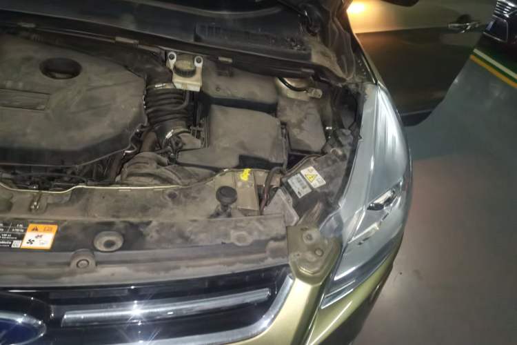 Used Ford Kuga 2013 2.0L GTDi Four-Wheel Drive Premium Model Engine Bay Left