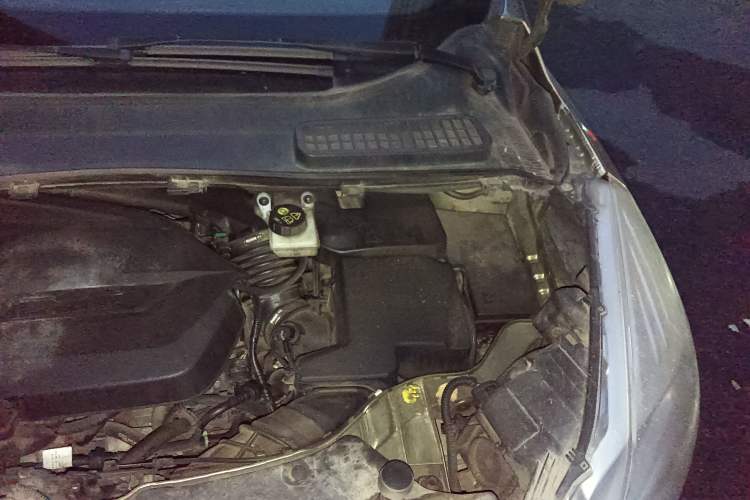 Used Ford Kuga 2013 1.6L GTDi Two-Wheel-Drive Trend Model Engine Bay Left