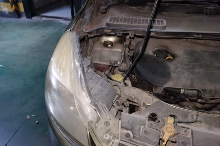 Used Ford Kuga 2013 1.6L GTDi Two-Wheel-Drive Comfort Model Engine Bay Right