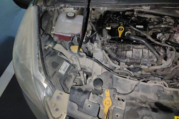 Used Ford Kuga 2013 1.6L GTDi Two-Wheel-Drive Trend Model Engine Bay Right