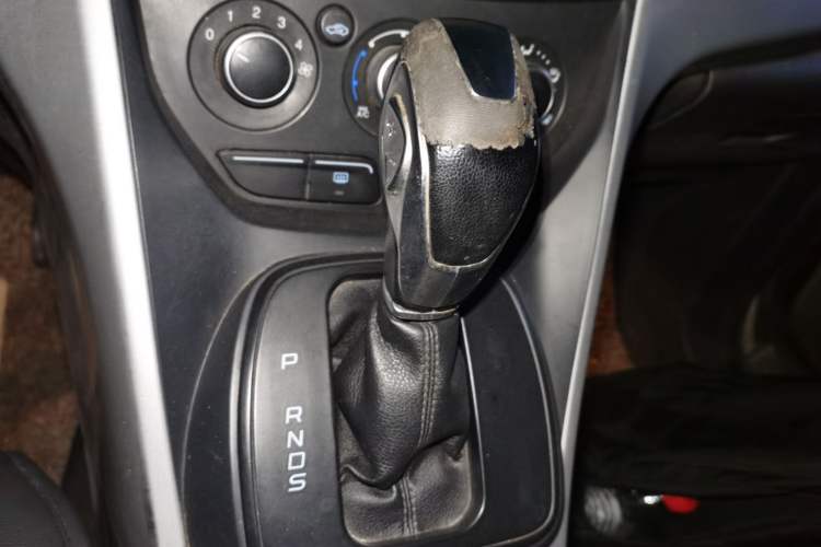 Used Ford Kuga 2013 1.6L GTDi Two-Wheel-Drive Comfort Model Gear Lever