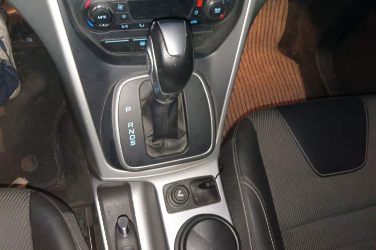 Used Ford Kuga 2013 1.6L GTDi Two-Wheel-Drive Trend Model Gear Lever