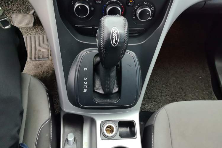 Used Ford Kuga 2013 1.6L GTDi Two-Wheel-Drive Comfort Model Gear Lever