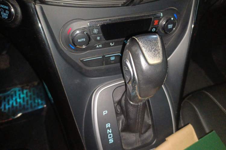 Used Ford Kuga 2013 2.0L GTDi Four-Wheel-Drive Elite Model Gear Lever