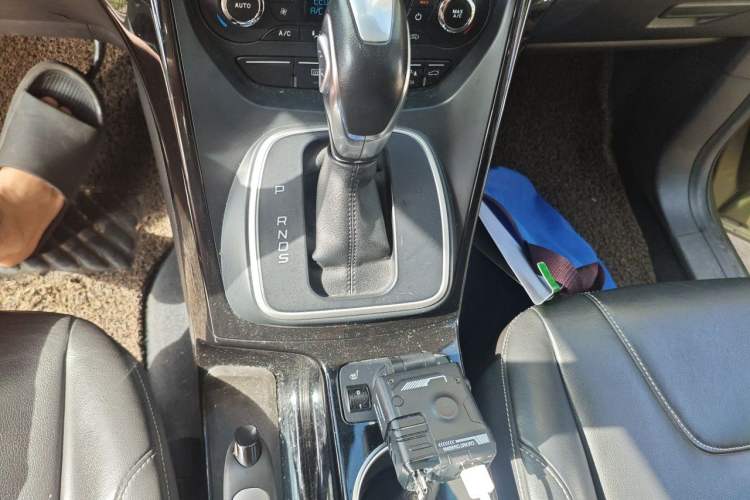 Used Ford Kuga 2013 2.0L GTDi Four-Wheel-Drive Sport Model Gear Lever