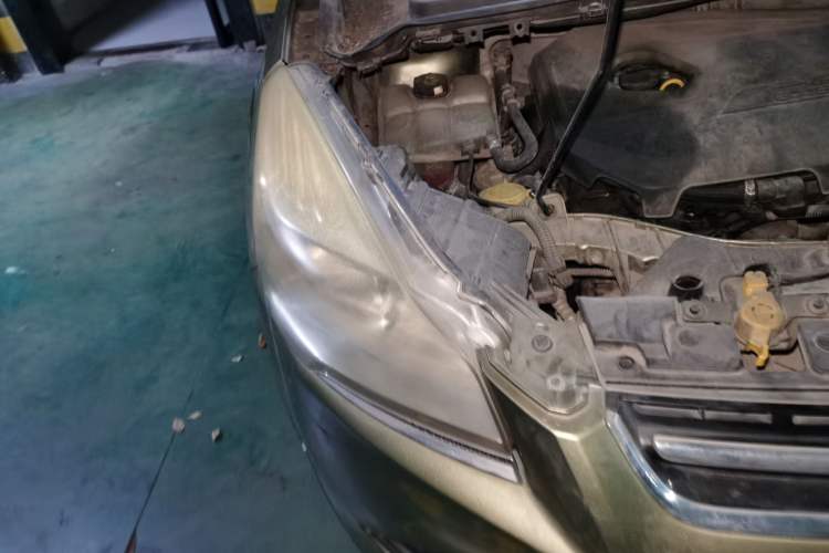 Used Ford Kuga 2013 1.6L GTDi Two-Wheel-Drive Comfort Model Right Front Headlight