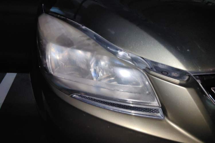 Used Ford Kuga 2013 1.6L GTDi Two-Wheel-Drive Trend Model Right Front Headlight