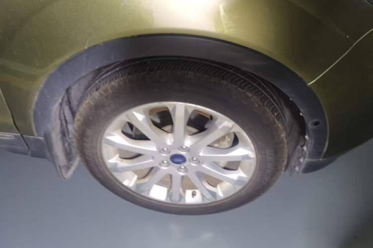 Used Ford Kuga 2013 2.0L GTDi Four-Wheel Drive Premium Model Right Front Wheel Hub