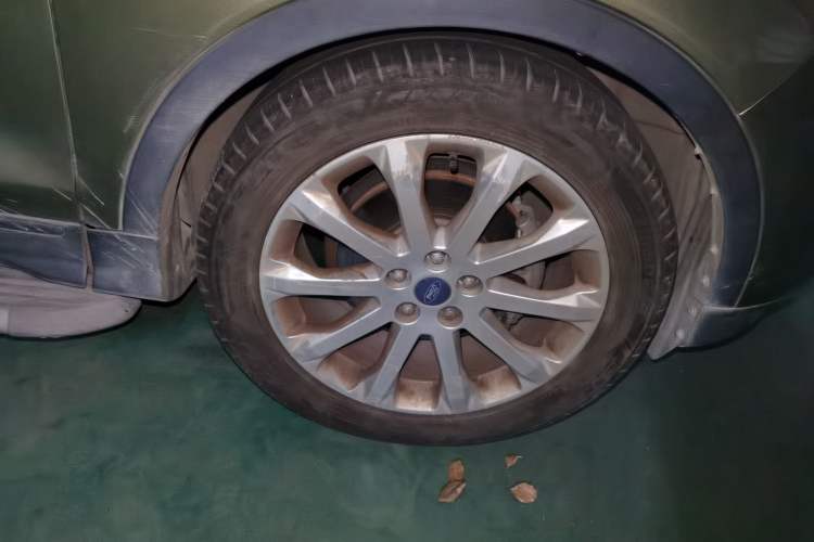 Used Ford Kuga 2013 1.6L GTDi Two-Wheel-Drive Comfort Model Right Front Wheel Hub