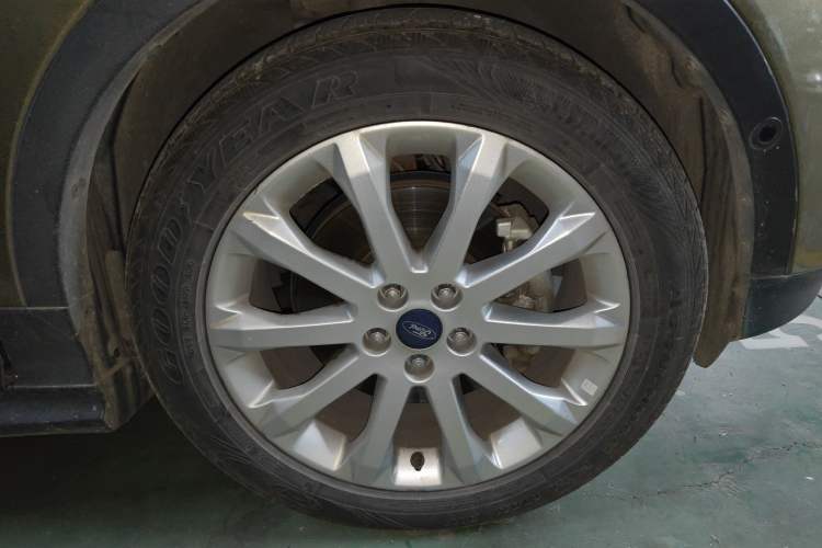 Used Ford Kuga 2013 2.0L GTDi Four-Wheel Drive Premium Model Right Front Wheel Hub