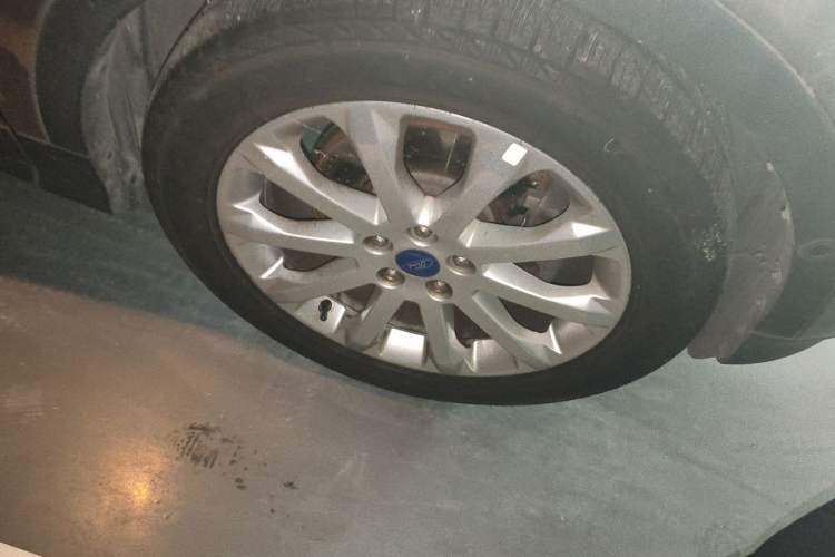 Used Ford Kuga 2013 2.0L GTDi Four-Wheel Drive Premium Model Right Front Wheel Hub