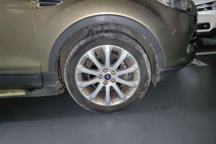 Used Ford Kuga 2013 1.6L GTDi Two-Wheel-Drive Trend Model Right Front Wheel Hub