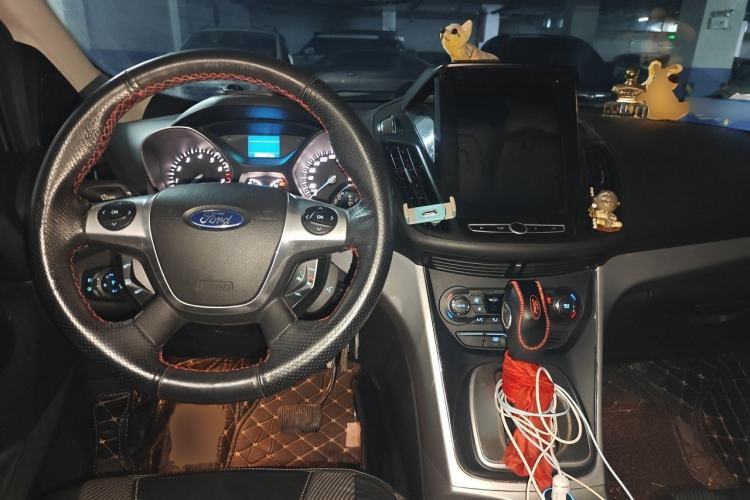 Used Ford Kuga 2013 1.6L GTDi Two-Wheel-Drive Trend Model Center Console