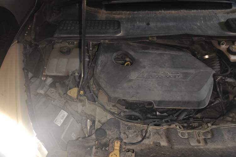 Used Ford Kuga 2013 1.6L GTDi Two-Wheel-Drive Trend Model Engine Bay Right