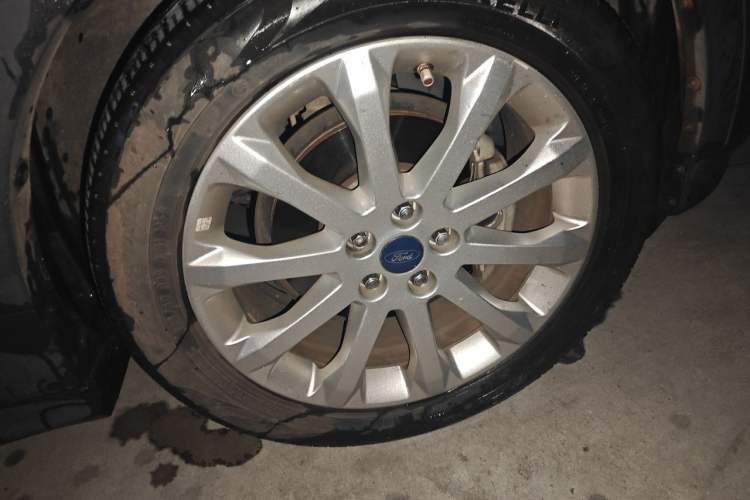 Used Ford Kuga 2013 1.6L GTDi Two-Wheel-Drive Trend Model Right Front Wheel Hub