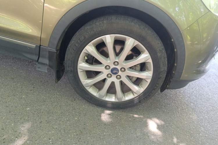 Used Ford Kuga 2013 2.0L GTDi Four-Wheel-Drive Elite Model Right Front Wheel Hub