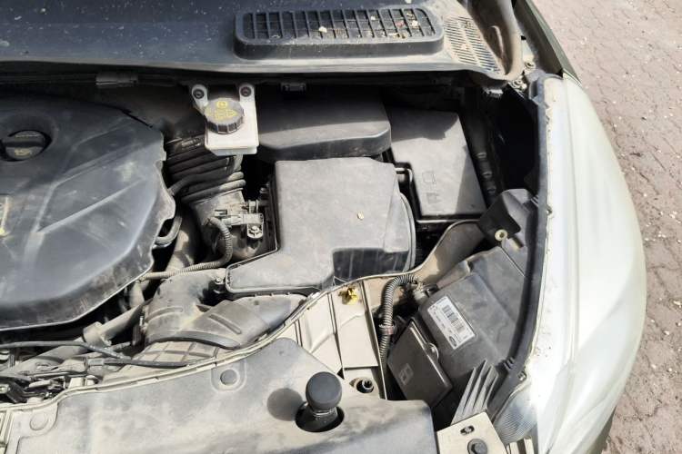 Used Ford Kuga 2013 2.0L GTDi Four-Wheel Drive Premium Model Engine Bay Left