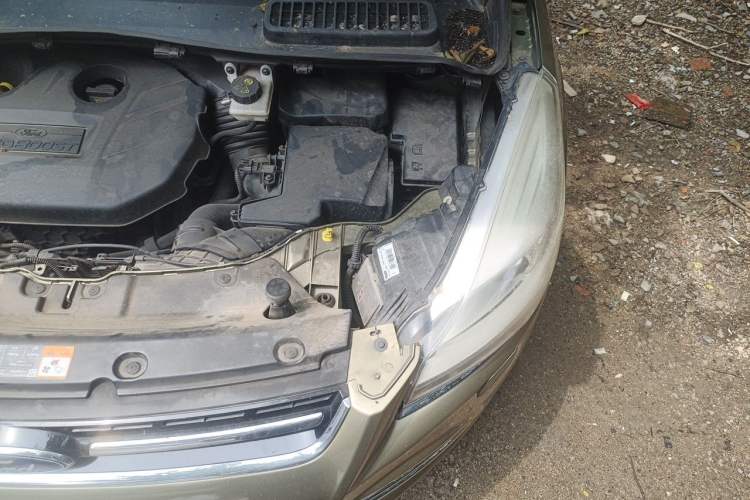 Used Ford Kuga 2013 2.0L GTDi Four-Wheel Drive Premium Model Engine Bay Left