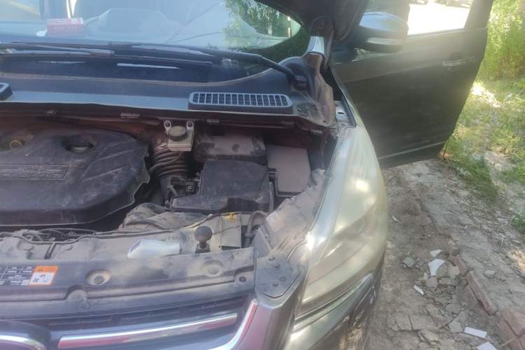 Used Ford Kuga 2013 2.0L GTDi Four-Wheel-Drive Sport Model Engine Bay Left