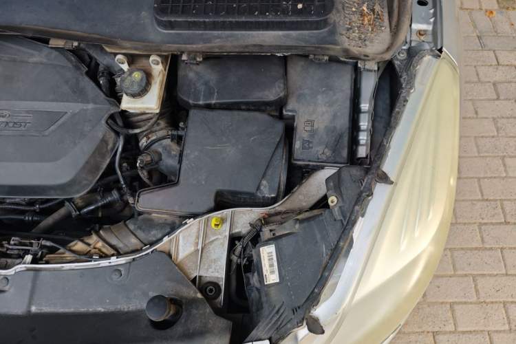 Used Ford Kuga 2013 1.6L GTDi Two-Wheel-Drive Trend Model Engine Bay Left