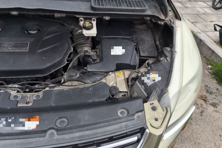 Used Ford Kuga 2013 2.0L GTDi Four-Wheel-Drive Sport Model Engine Bay Left