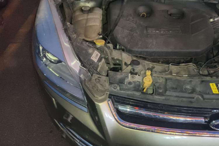 Used Ford Kuga 2013 2.0L GTDi Four-Wheel-Drive Sport Model Engine Bay Right