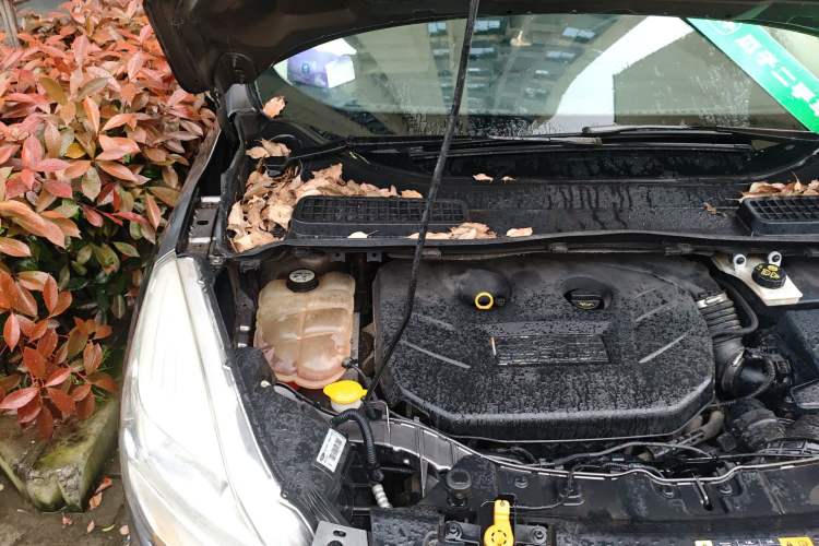 Used Ford Kuga 2013 2.0L GTDi Four-Wheel-Drive Elite Model Engine Bay Right