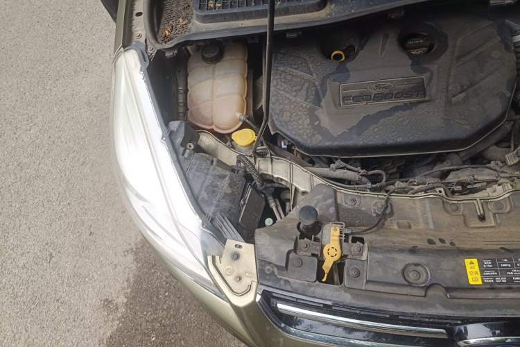 Used Ford Kuga 2013 2.0L GTDi Four-Wheel Drive Premium Model Engine Bay Right