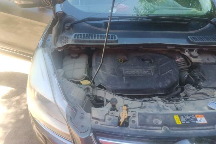Used Ford Kuga 2013 2.0L GTDi Four-Wheel-Drive Sport Model Engine Bay Right
