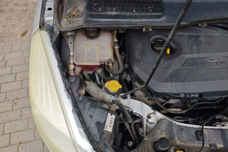 Used Ford Kuga 2013 1.6L GTDi Two-Wheel-Drive Trend Model Engine Bay Right