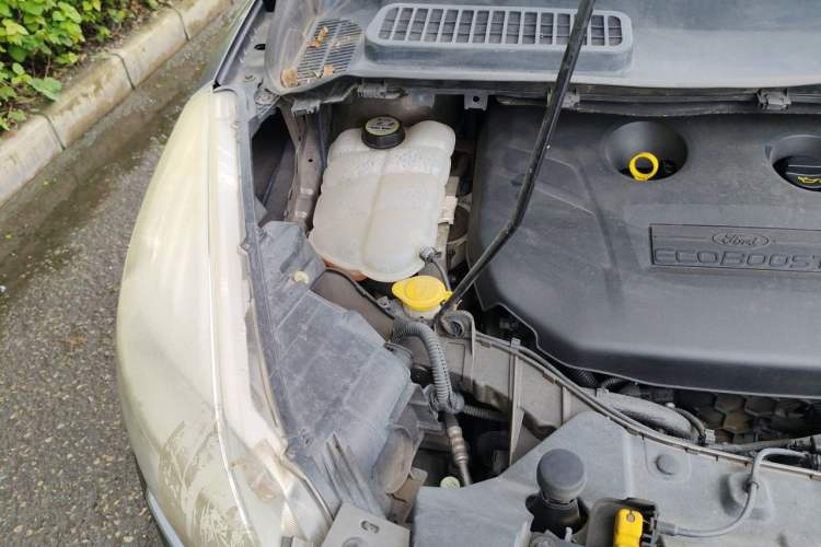 Used Ford Kuga 2013 2.0L GTDi Four-Wheel-Drive Elite Model Engine Bay Right