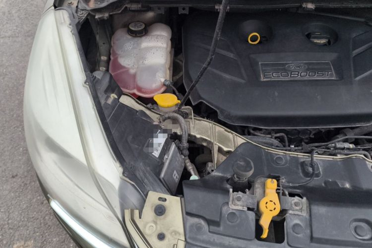 Used Ford Kuga 2013 2.0L GTDi Four-Wheel-Drive Sport Model Engine Bay Right
