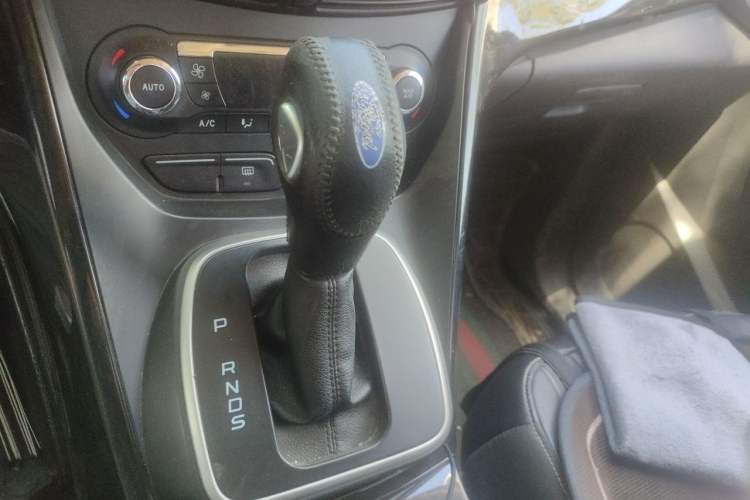 Used Ford Kuga 2013 2.0L GTDi Four-Wheel-Drive Sport Model Gear Lever