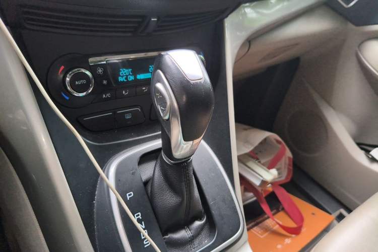 Used Ford Kuga 2013 1.6L GTDi 4x4 Elite Model Gear Lever
