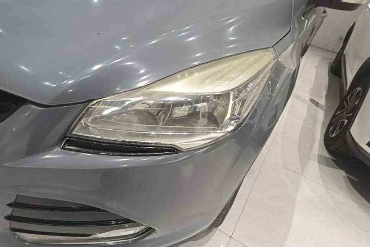 Used Ford Kuga 2013 1.6L GTDi Two-Wheel-Drive Trend Model Left Front Headlight