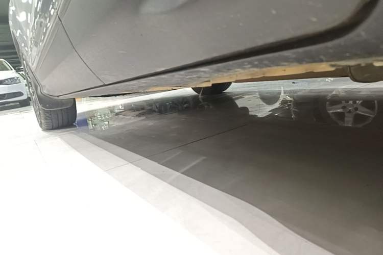 Used Ford Kuga 2013 1.6L GTDi Two-Wheel-Drive Trend Model Left Side Sill
