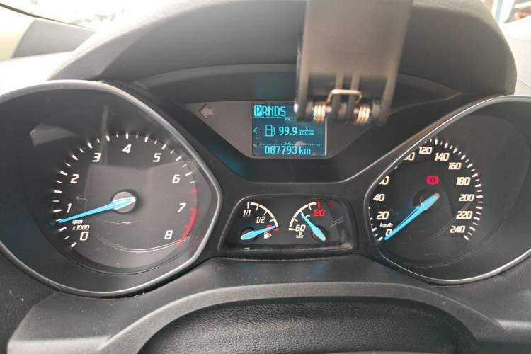 Used Ford Kuga 2013 1.6L GTDi Two-Wheel-Drive Trend Model Odometer Close Up