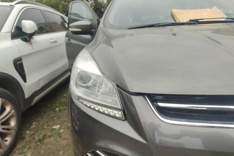 Used Ford Kuga 2013 1.6L GTDi Two-Wheel-Drive Trend Model Right Front Headlight