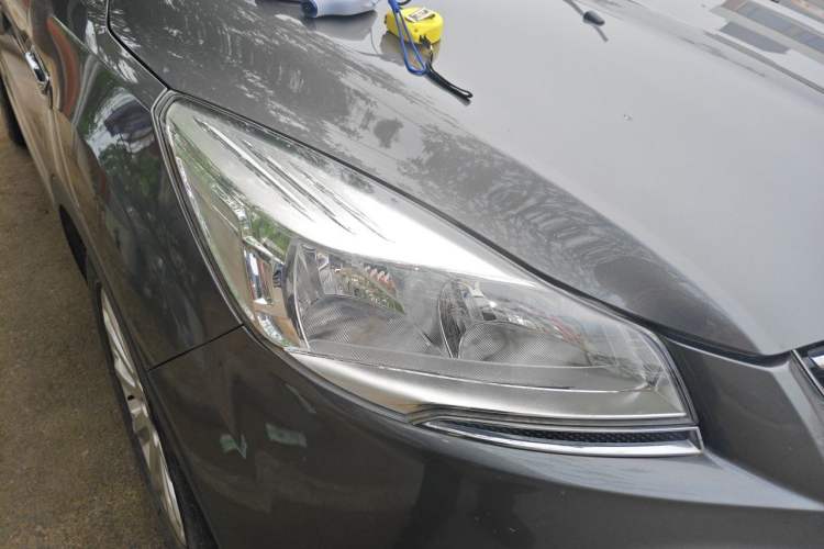 Used Ford Kuga 2013 1.6L GTDi Two-Wheel-Drive Trend Model Right Front Headlight