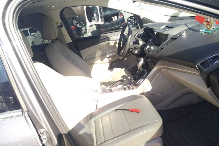 Used Ford Kuga 2013 2.0L GTDi Four-Wheel-Drive Elite Model Right Front Seat