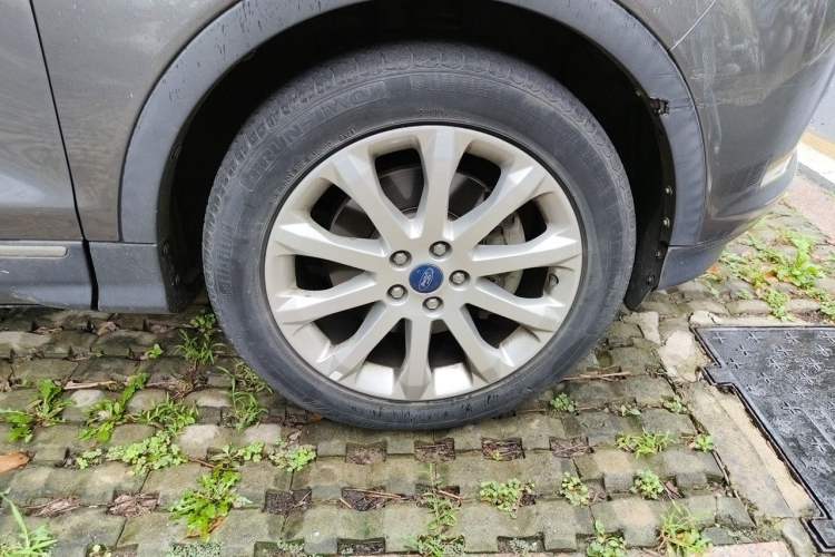 Used Ford Kuga 2013 1.6L GTDi 4x4 Elite Model Right Front Wheel Hub