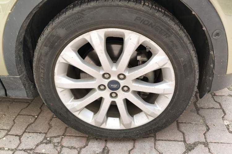 Used Ford Kuga 2013 2.0L GTDi Four-Wheel Drive Premium Model Right Front Wheel Hub