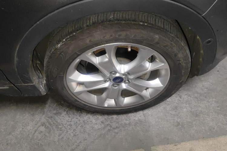 Used Ford Kuga 2013 2.0L GTDi Four-Wheel-Drive Sport Model Right Front Wheel Hub