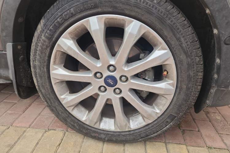 Used Ford Kuga 2013 2.0L GTDi Four-Wheel-Drive Sport Model Right Front Wheel Hub