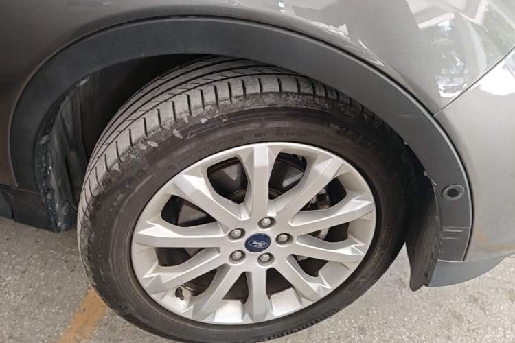 Used Ford Kuga 2013 2.0L GTDi Four-Wheel Drive Premium Model Right Front Wheel Hub