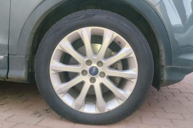 Used Ford Kuga 2013 1.6L GTDi 4x4 Elite Model Right Front Wheel Hub
